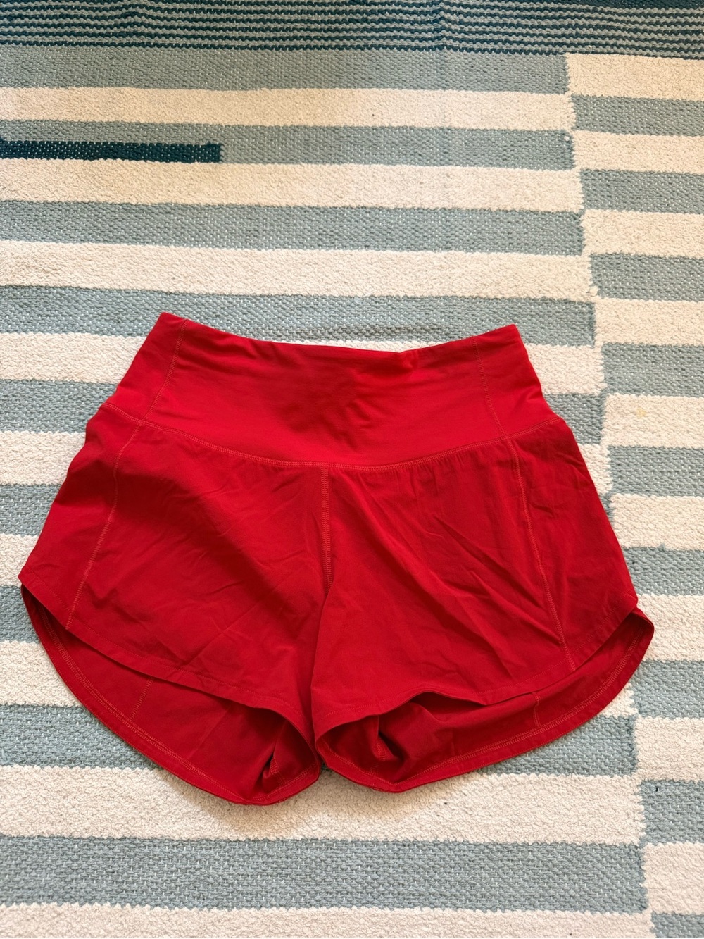 Lulu speed up lined short in dark red
